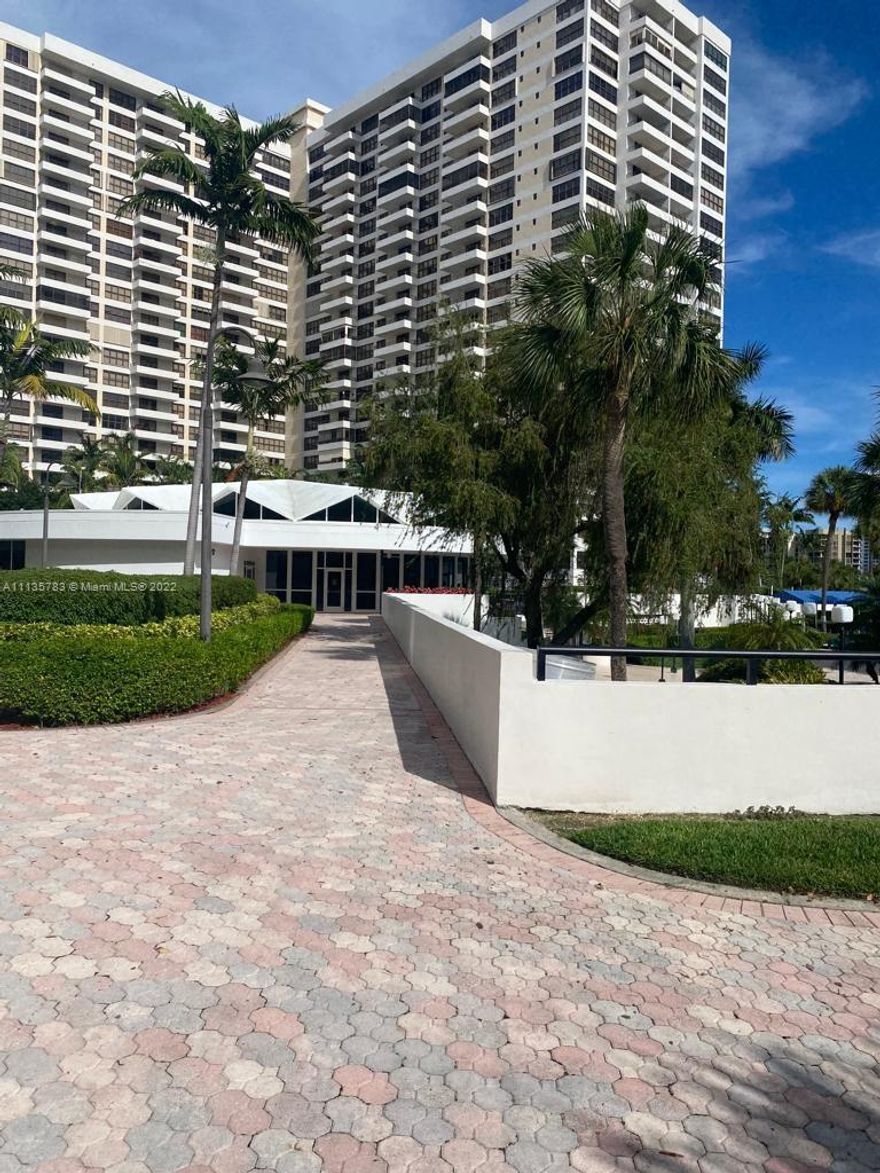 BEAUTIFUL FULLY FURNISHED 1 BED/1 BATH CONDO. SUPER SPACIOUS. HUGE WALK-IN CLOSET. BRIGHT UNIT. GREAT AMENITIES INCLUDE TENNIS COURTS, HEATED POOLS, GYM, SAUNA, BBQ AREA, MARINA, BILLIARDS, 24 HR SECURITY, VALET, AND MORE! RESORT-LIKE LIVING. BOAT DOCK AVAILABLE-NO FIXED BRIDGES. GREAT LOCATION. WALKING DISTANCE TO SHOPPING MALLS, GROCERY STORES, RESTAURANTS, AND BEACHES. MINUTES FROM MAJOR HIGHWAYS. MUST SEE! "MUST HAVE 675 OR MORE CREDIT SCORE"
