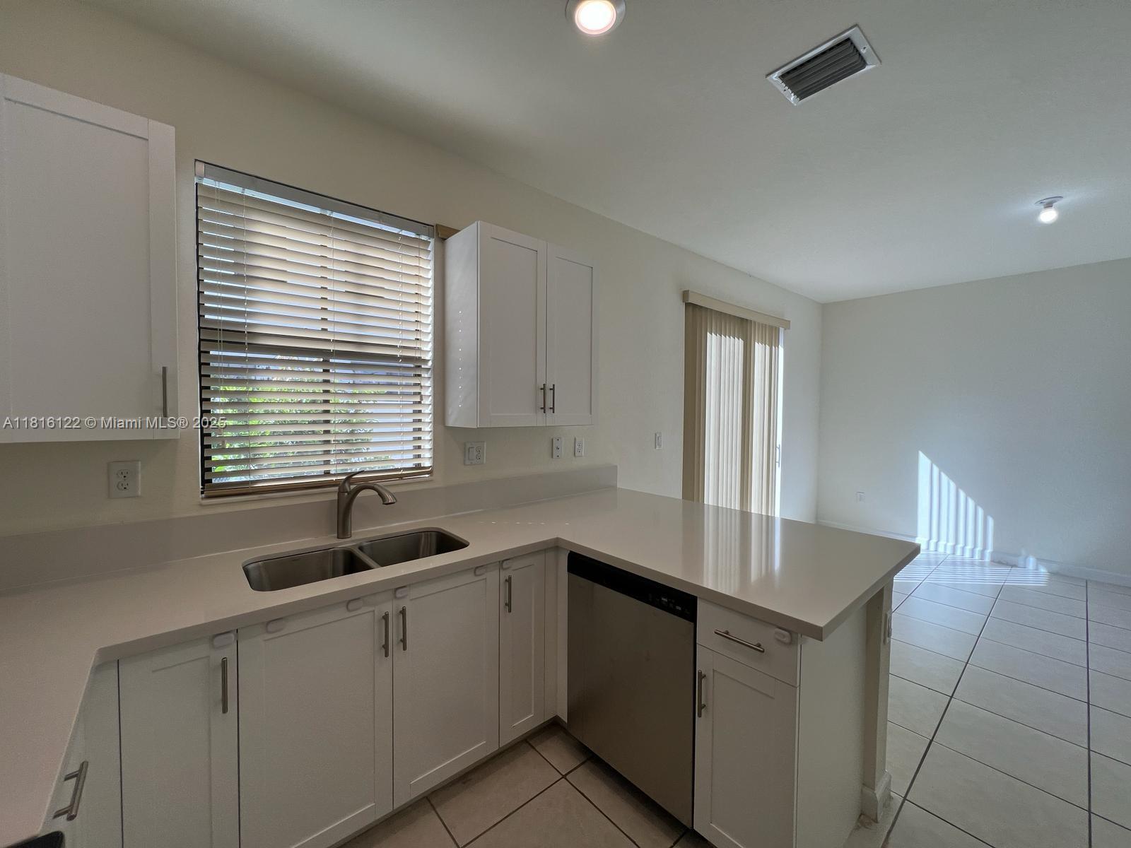 AQUABELLA NORTH REPLAT - Residential Lease