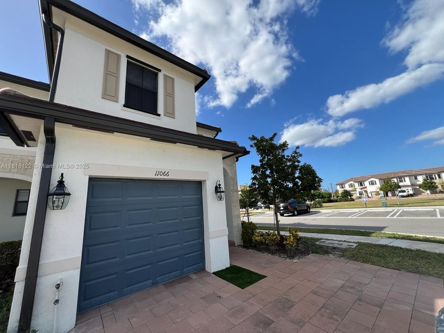 LOCATION! BEAUTIFUL HOME AT AQUABELLA. RESORT STYLE LIVING. 3 BEDS/2.5 BATHS. ONE-CAR GARAGE 2- CAR DRIVEWAY. GUEST PARKING. GREAT LAYOUT. LARGE AREAS. AMAZING CLUBHOUSE. HUGE SWIMMING POOL. KIDs SPLASH PARK. FITNESS CENTER. PEACEFUL SIDEWALKS PLENTY OF LANDSCAPED AREAS. GATED COMMUNITY W 24 HRS SECURITY