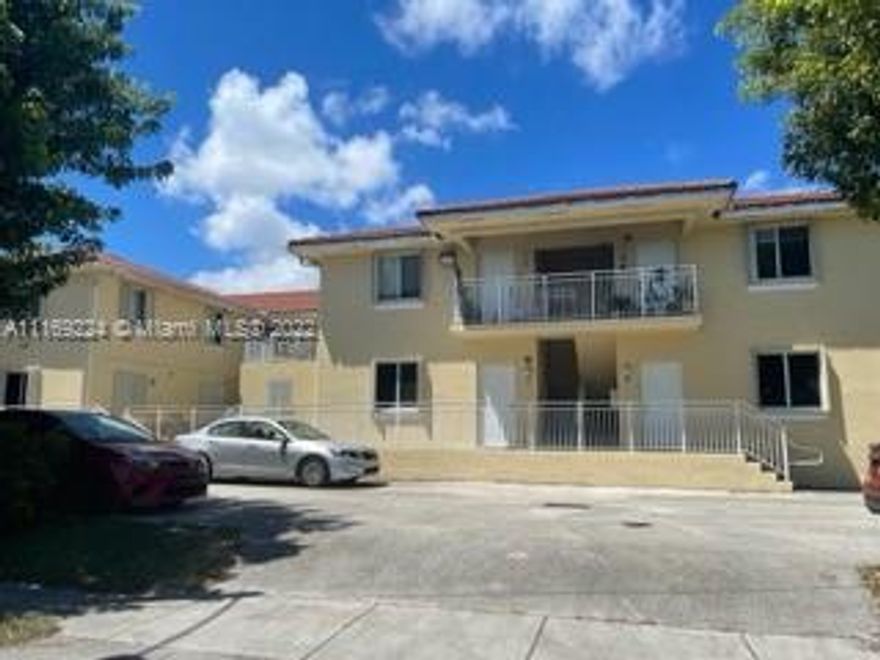 Cozy first floor corner unit. Centrally located and minutes from the airport, Marlins Stadium and the beach. Do not miss this opportunity to make this condo yours.
Hurry this won't last!!

Great for investors!!! No rental restrictions!!