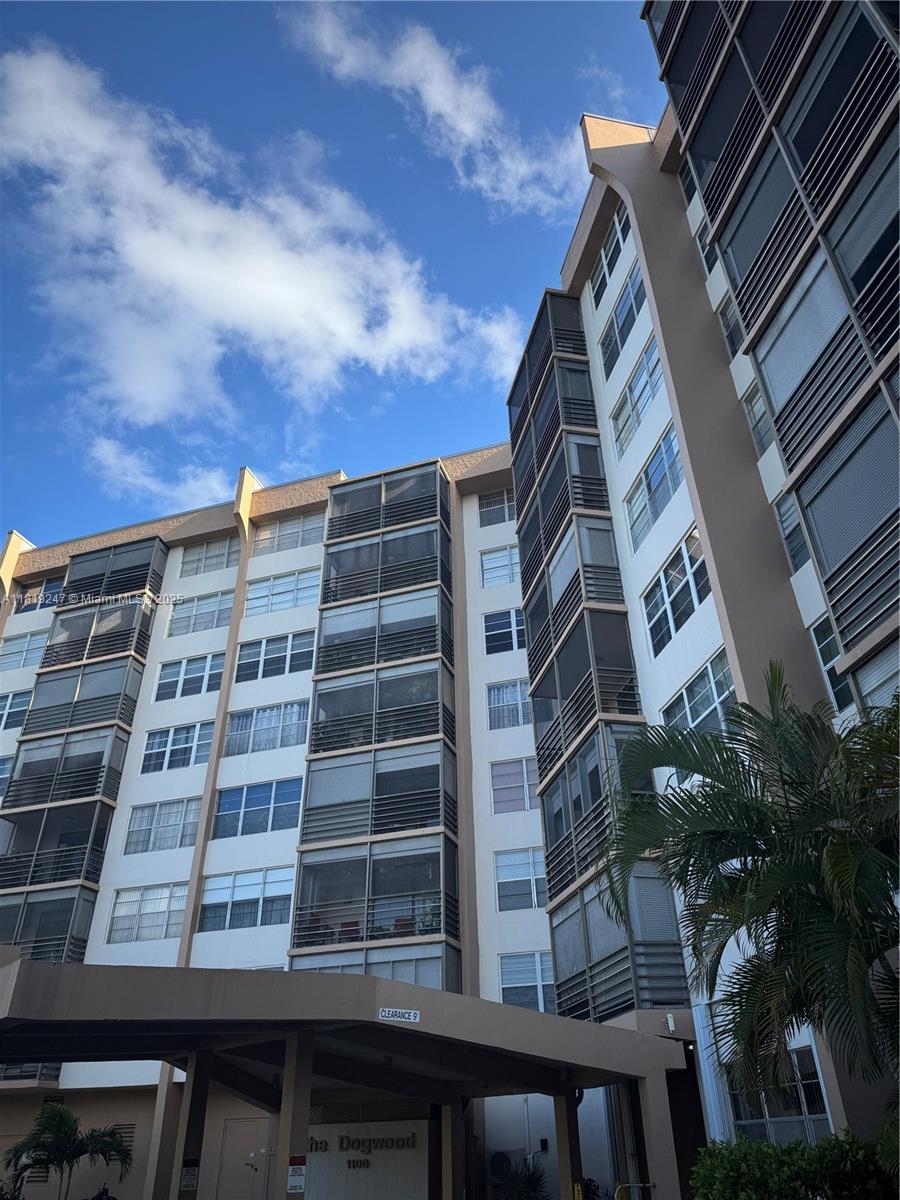 1100 Saint Charles Pl 203, Pembroke Pines, Miami-Dade County, Florida - 2 Bedrooms  
2 Bathrooms - 