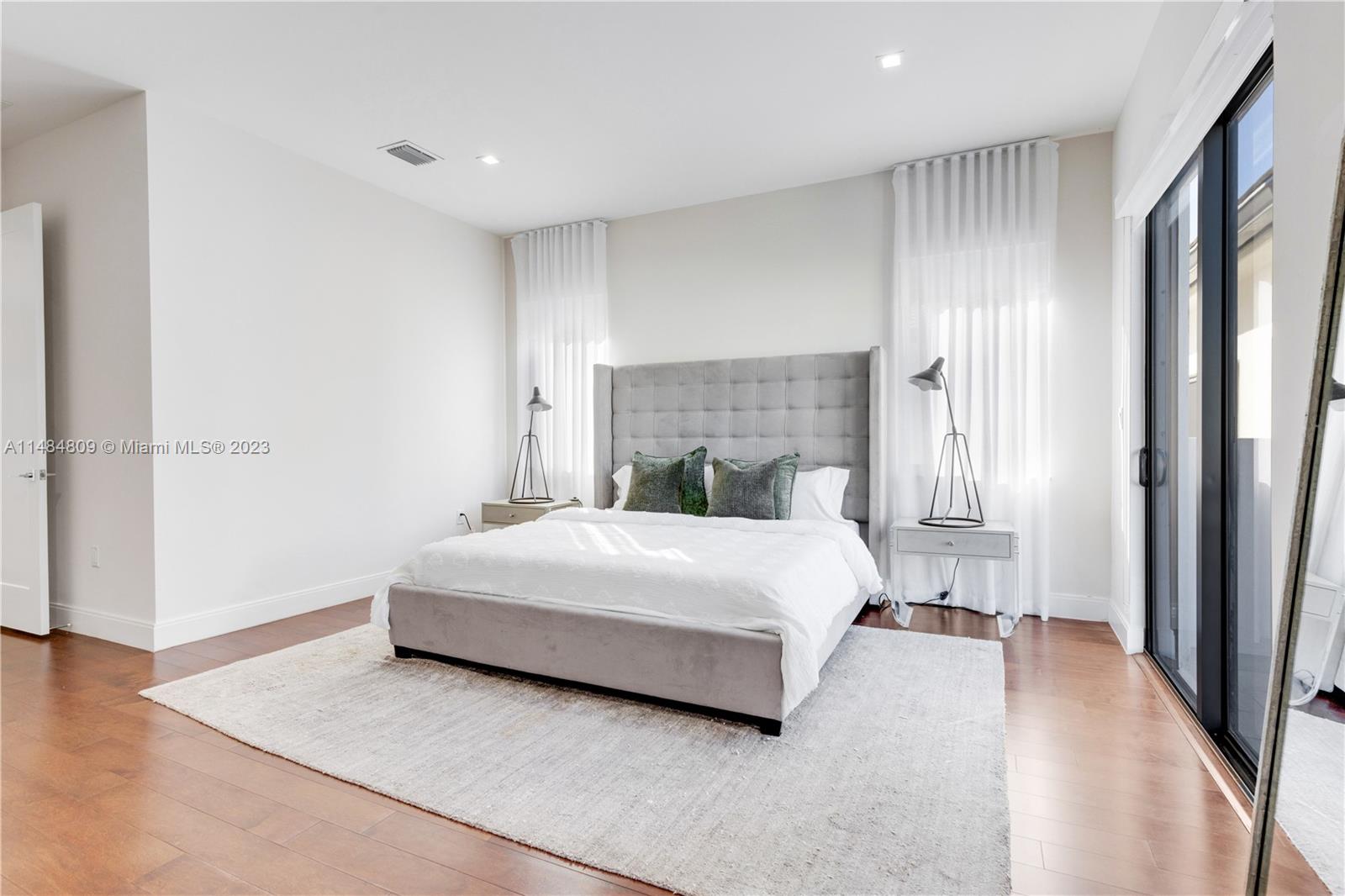 DOWNTOWN DORAL SOUTH PHAS - Residential