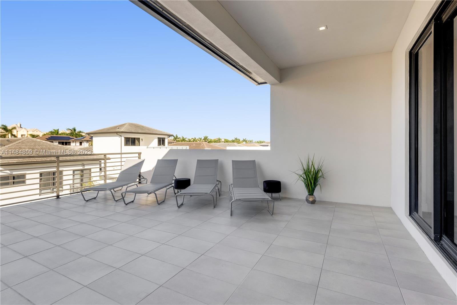 DOWNTOWN DORAL SOUTH PHAS - Residential