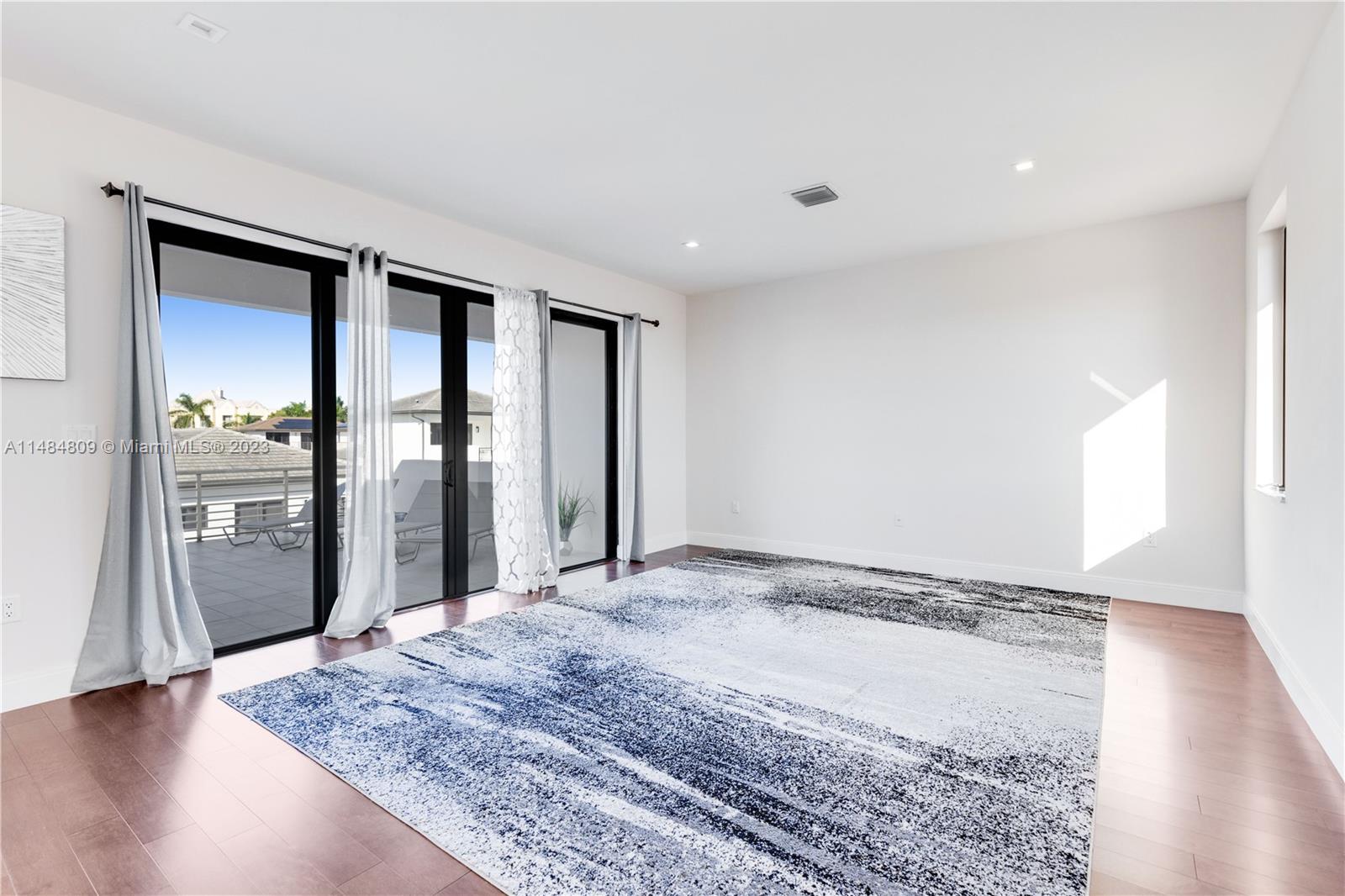 DOWNTOWN DORAL SOUTH PHAS - Residential