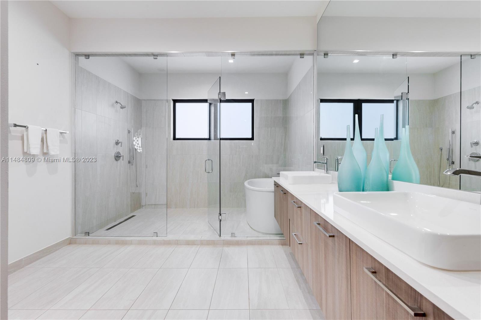 DOWNTOWN DORAL SOUTH PHAS - Residential