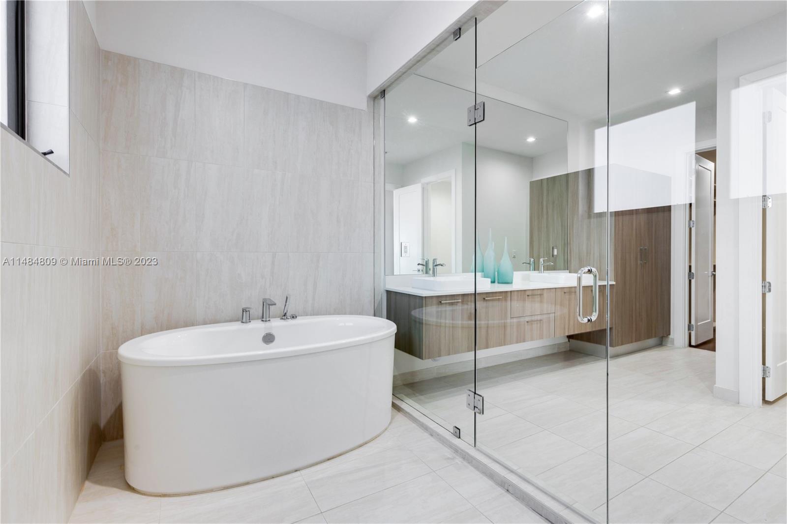 DOWNTOWN DORAL SOUTH PHAS - Residential