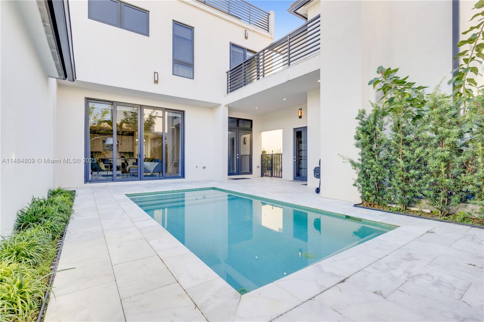 DOWNTOWN DORAL SOUTH PHAS - Residential