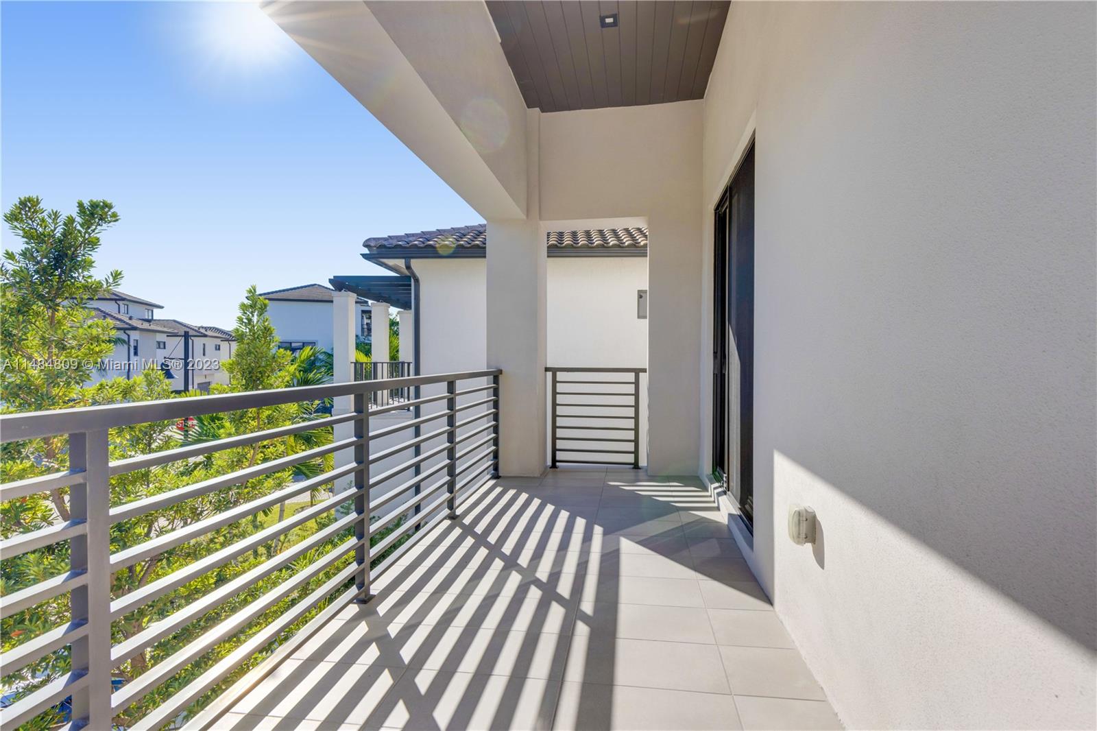 DOWNTOWN DORAL SOUTH PHAS - Residential