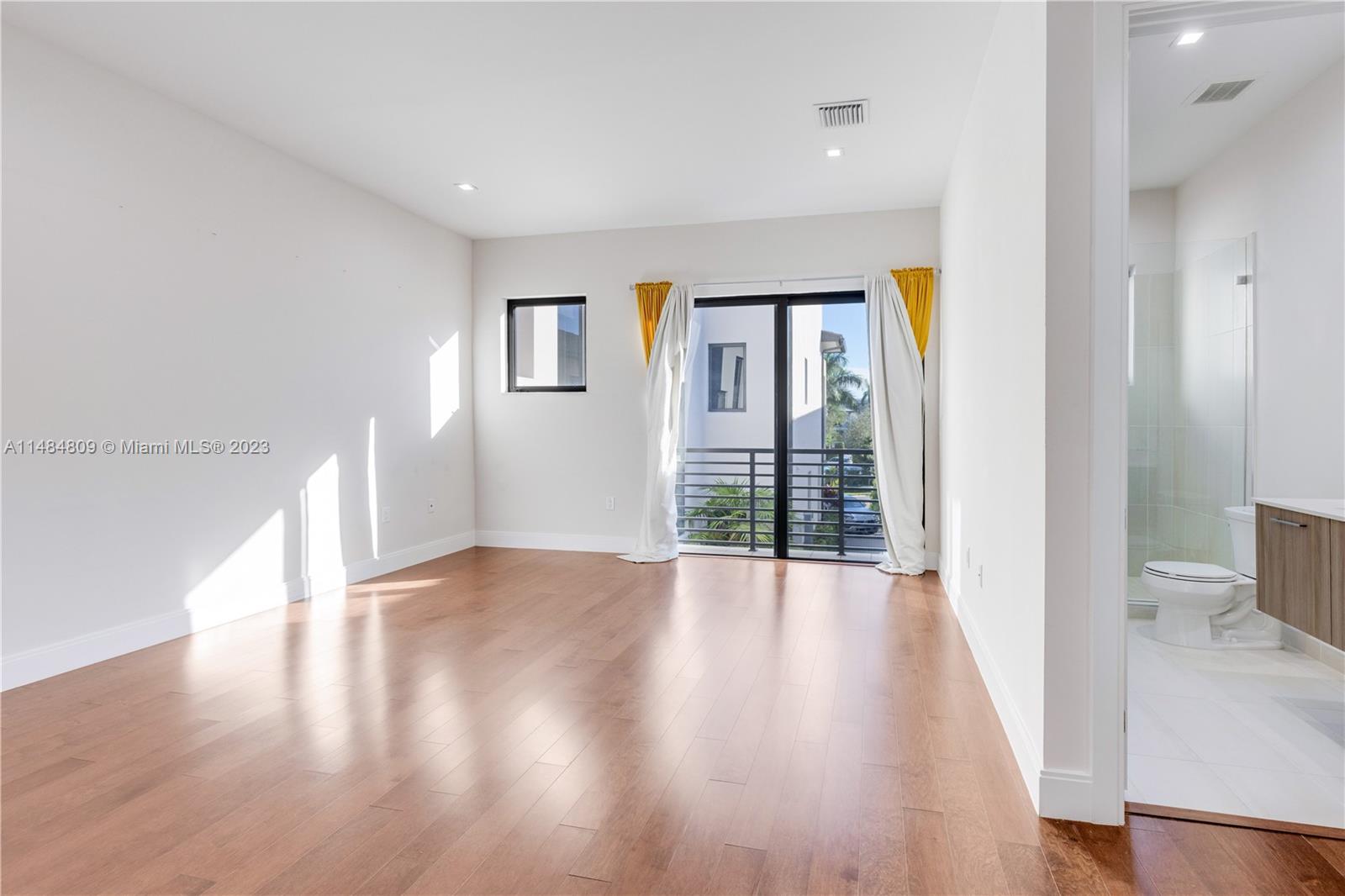 DOWNTOWN DORAL SOUTH PHAS - Residential