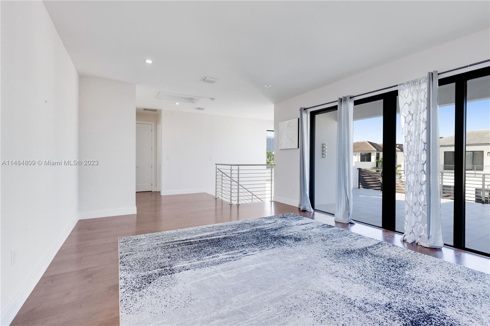 DOWNTOWN DORAL SOUTH PHAS - Residential