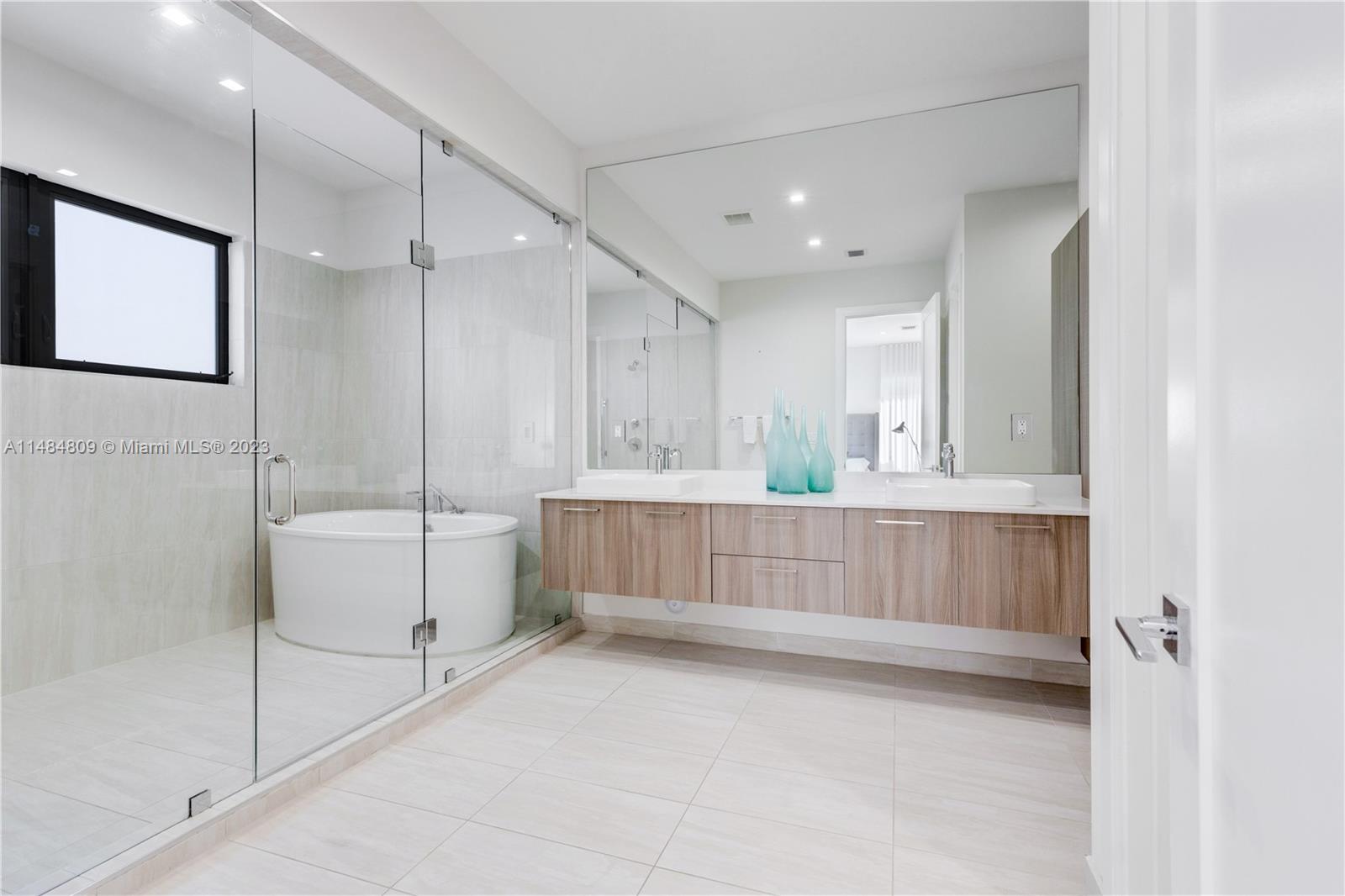 DOWNTOWN DORAL SOUTH PHAS - Residential