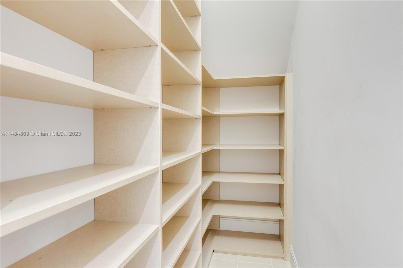 DOWNTOWN DORAL SOUTH PHAS - Residential