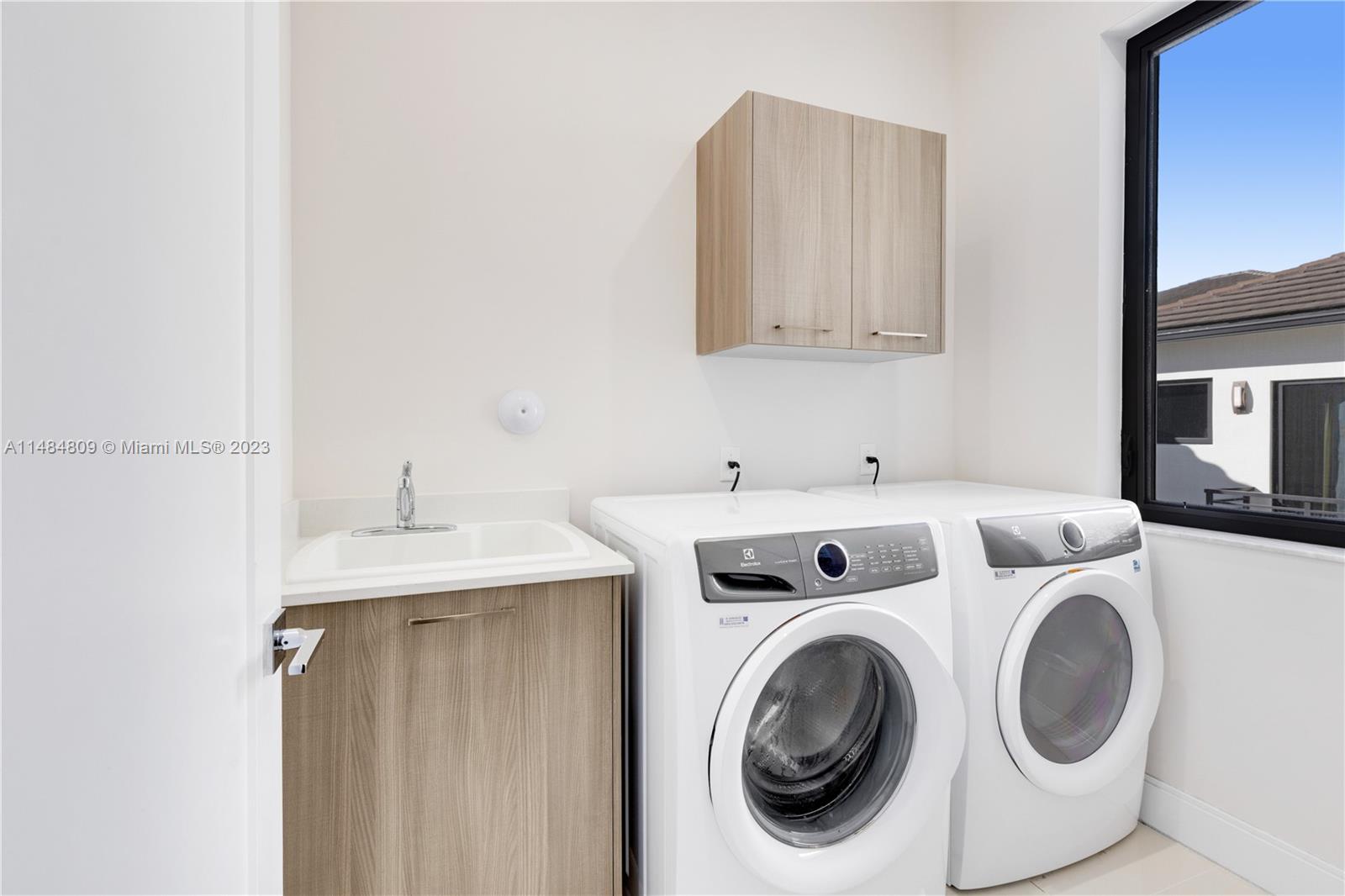 DOWNTOWN DORAL SOUTH PHAS - Residential