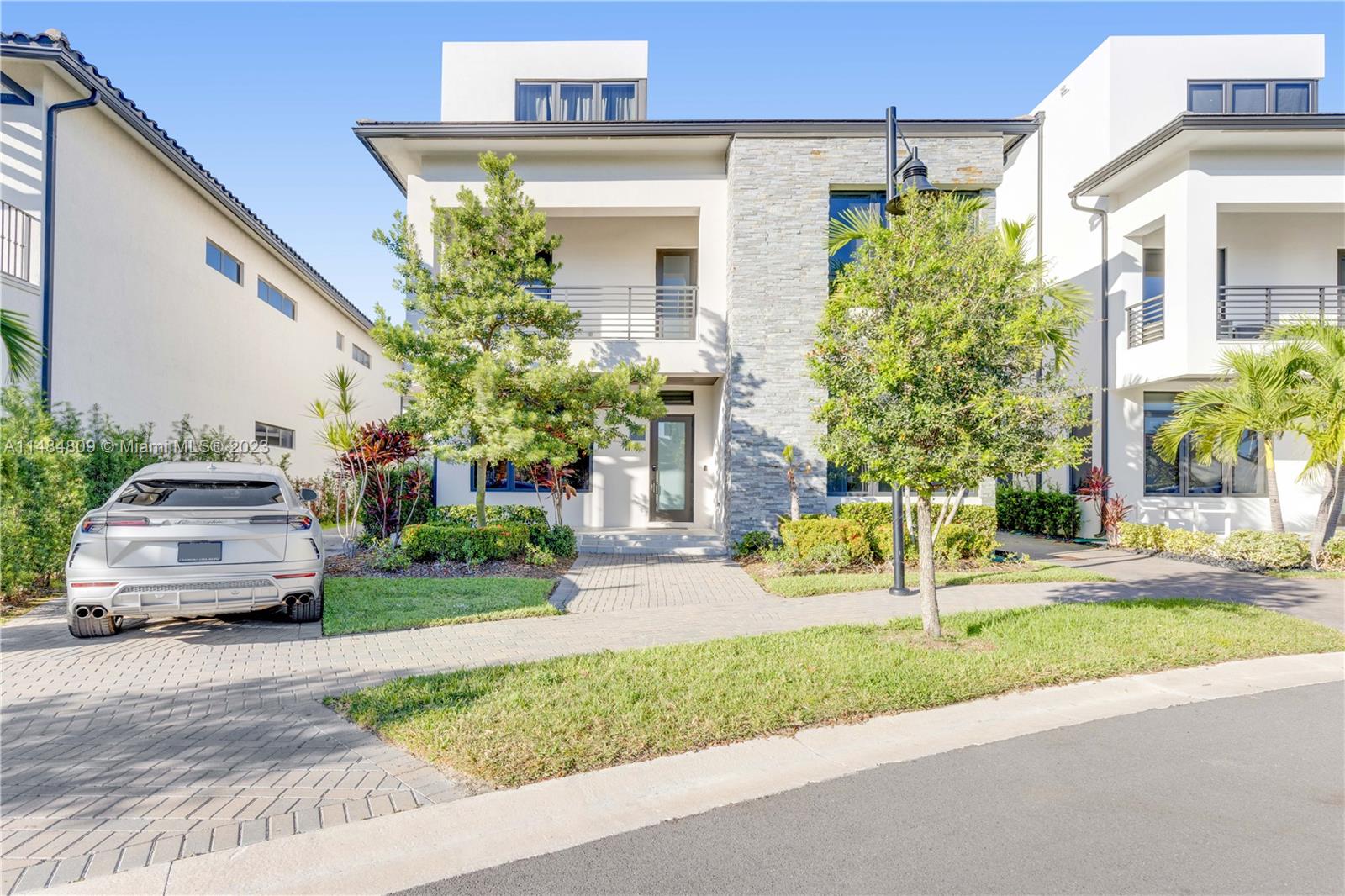 DOWNTOWN DORAL SOUTH PHAS - Residential