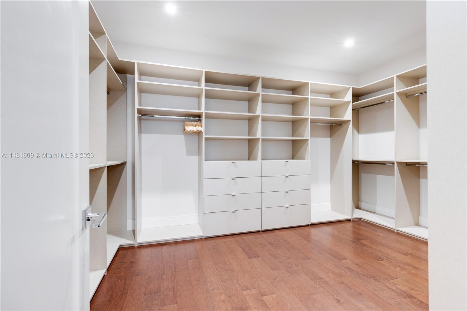 DOWNTOWN DORAL SOUTH PHAS - Residential