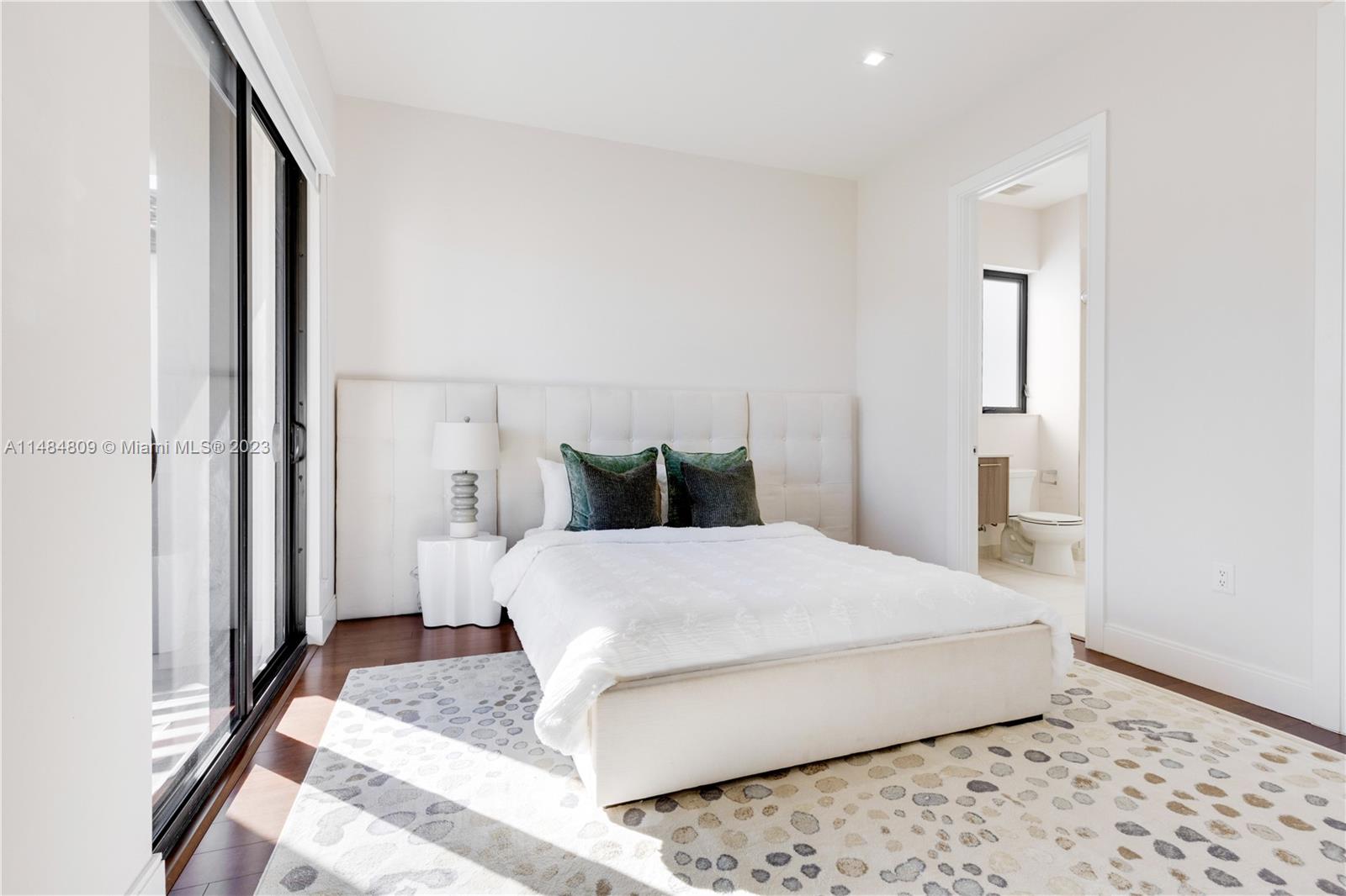 DOWNTOWN DORAL SOUTH PHAS - Residential