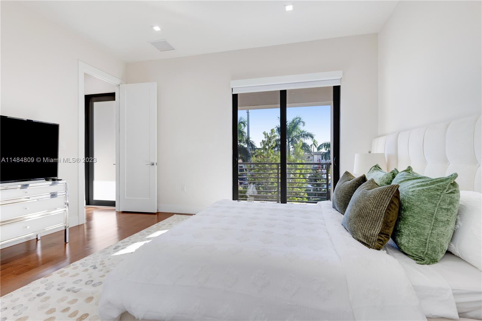 DOWNTOWN DORAL SOUTH PHAS - Residential