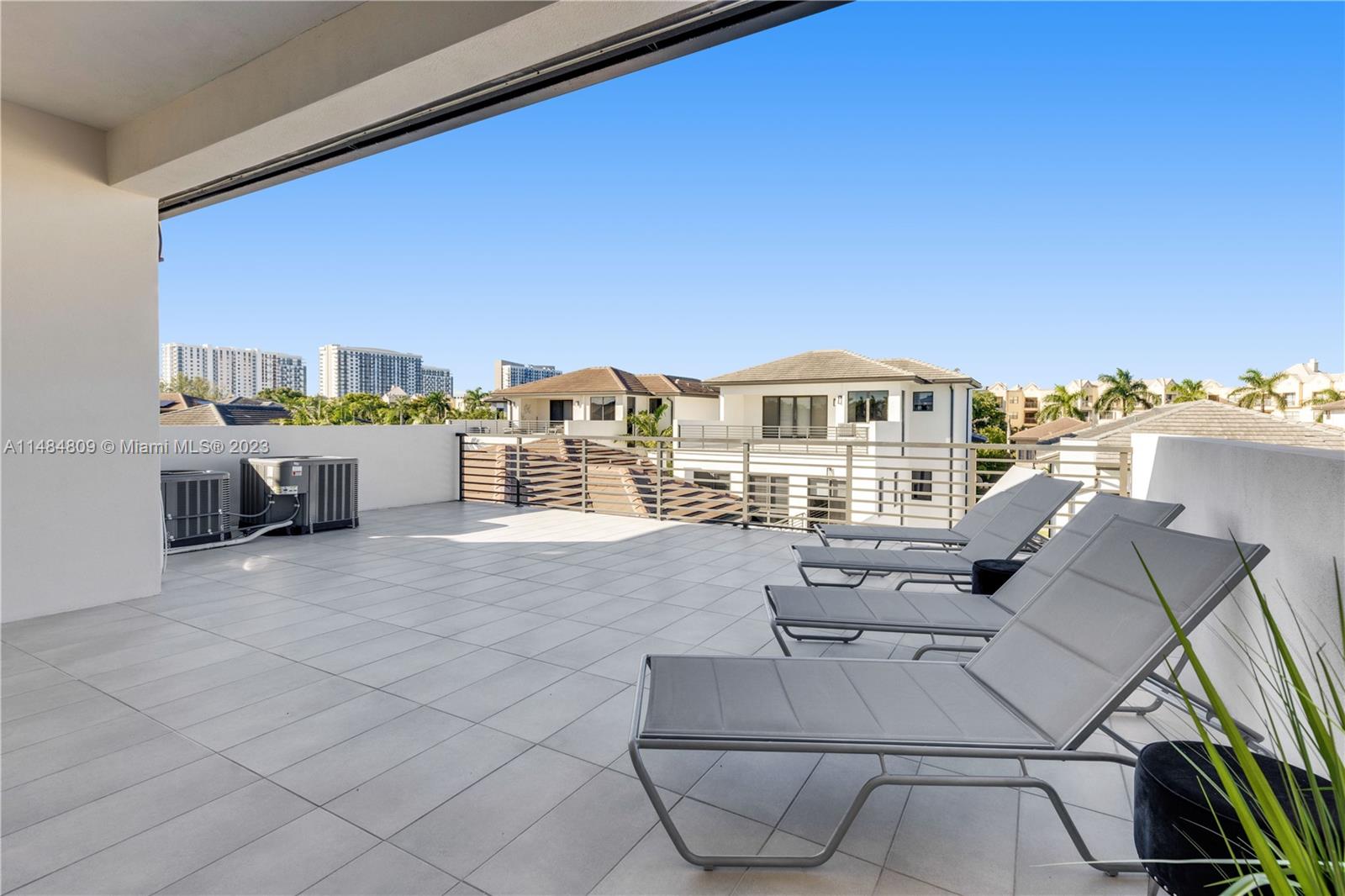 DOWNTOWN DORAL SOUTH PHAS - Residential