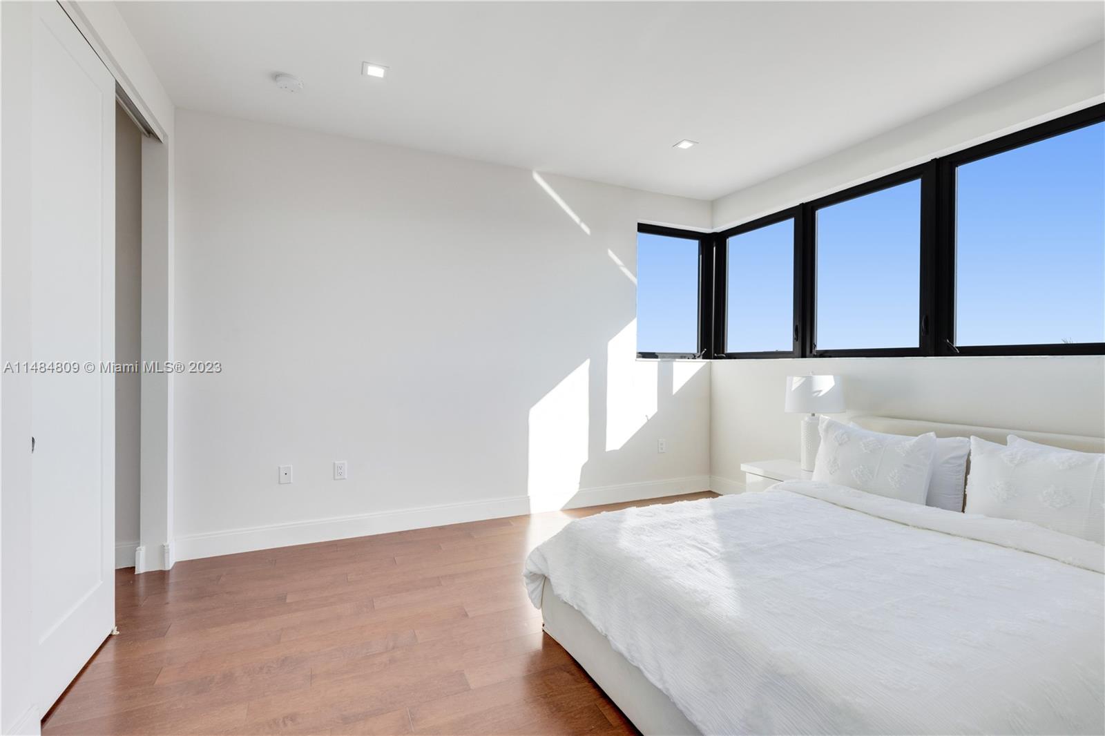 DOWNTOWN DORAL SOUTH PHAS - Residential