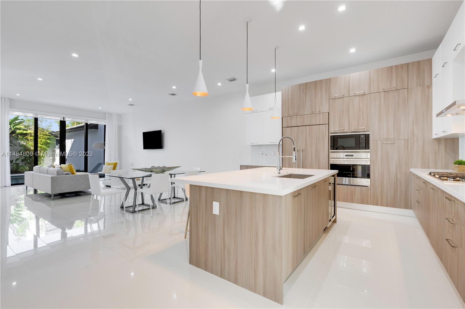 DOWNTOWN DORAL SOUTH PHAS - Residential