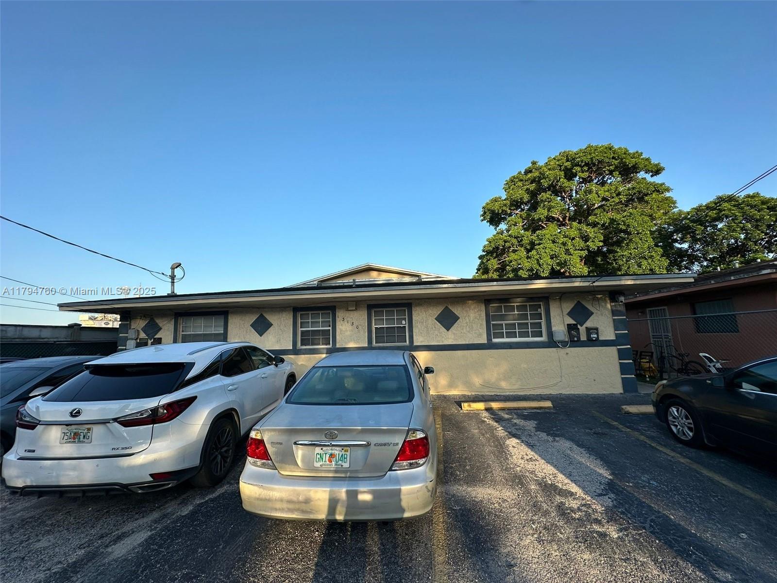 INVESTMENT OPPORTUNITY - FOURPLEX - NEWLY PAINTED. ALL UNITS ARE 1/1 AND HAVE WASHER DRYER INSIDE. ALL UNITS RENTED PRODUCING $72,000 / YEAR APROX. SEPARETE ELECTRICAL AND WATER METERS FOR ALL UNITS. 3 UNITS HAVE CENTRAL A/C. PLEASE DO NOT DISTURB TENANTS.