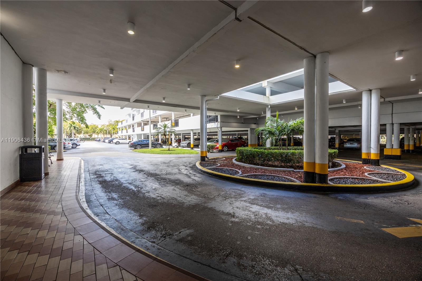 COMMODORE PLAZA CONDO - Residential