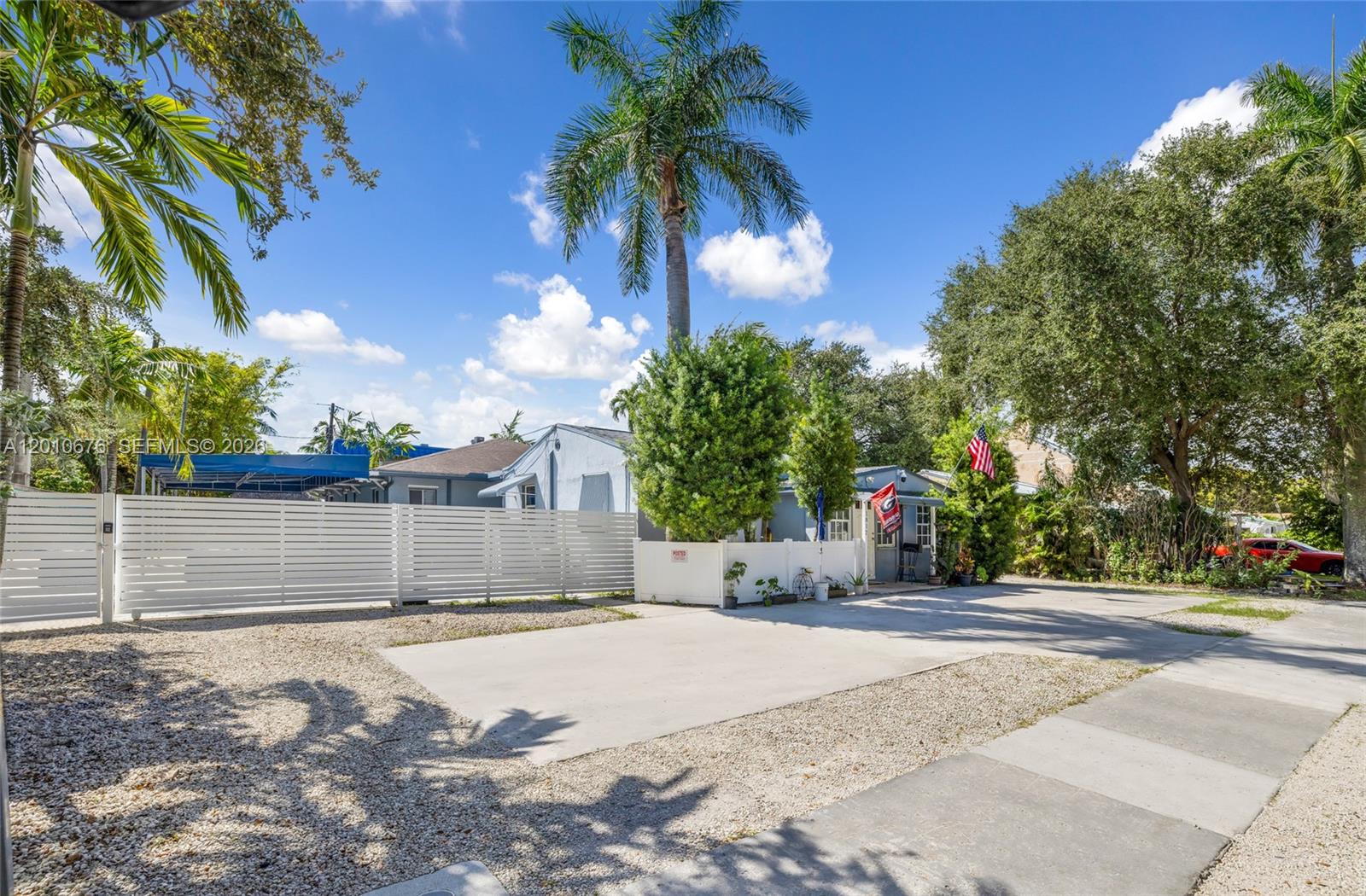 HOLLYWOOD ESTATES - Residential Income