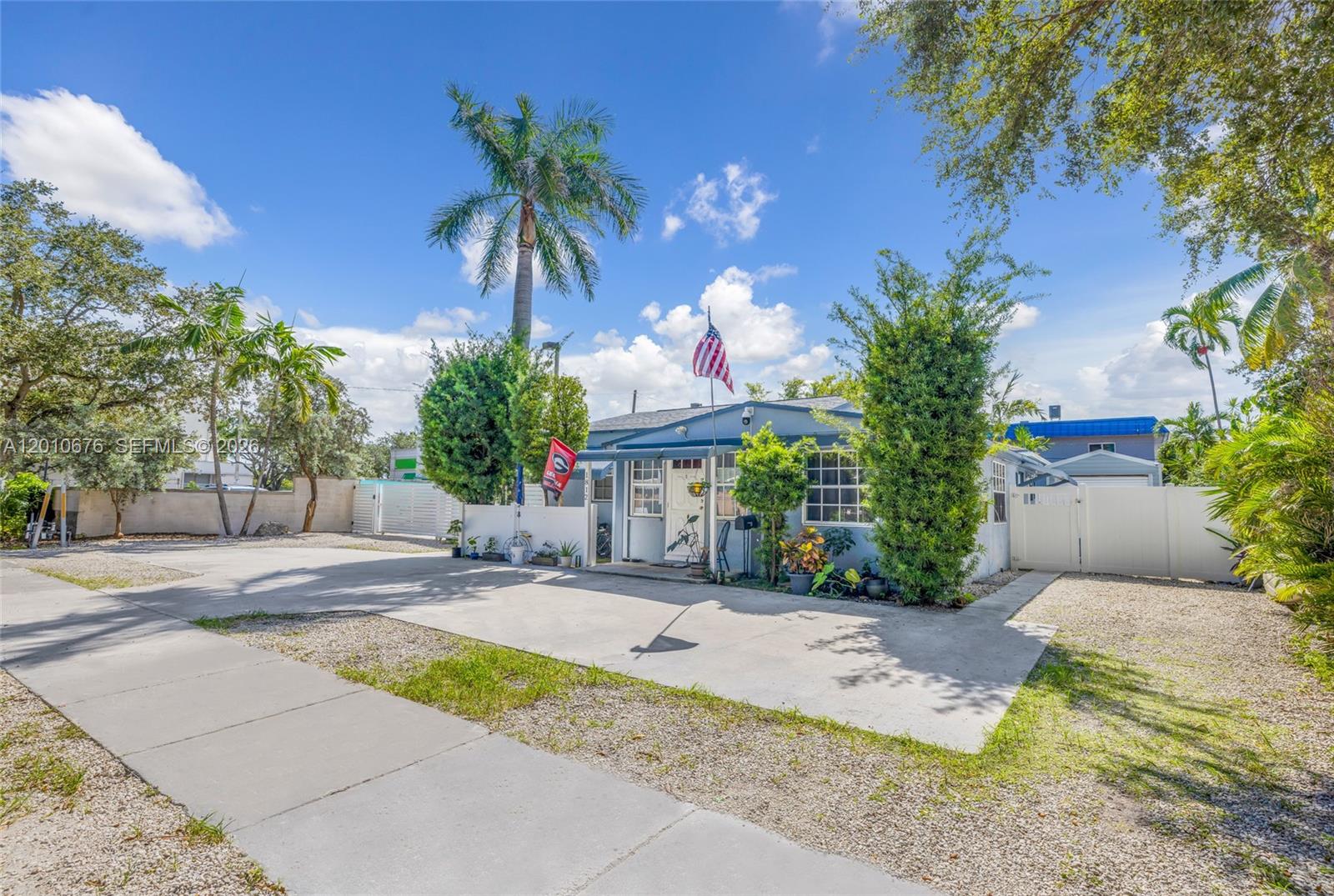 HOLLYWOOD ESTATES - Residential Income