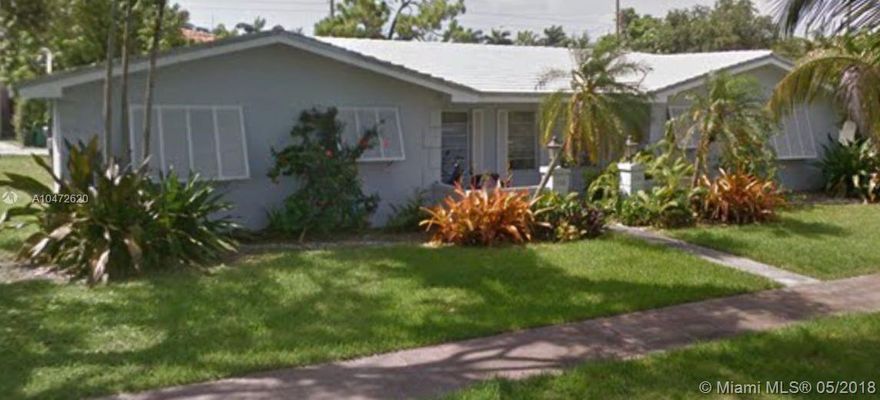 3 Bedroom 2 Bathroom Duplex, spacious , 1551 sqft living area. Washer Dryer inside the unit. 
Car parking in front and back, quiet street on Benevento Avenue in Coral Gables. 
Walking/ biking distance to University of Miami. Great elementary, middle and high schools nearby. 
Close to Marrick Park, easy and close access to Le June Road, Ponce De Leon and US-1 (South Dixie Highway).
To enter, First month, last month and one security deposit needs to be provided: 2600x3=7800 at time of signing lease.
Available from 15th July 2018 for one year lease or lease can be rented till May 2019. 
Previous tenants are moving out so photos have many messy boxes. Before being rented it will be cleaned.