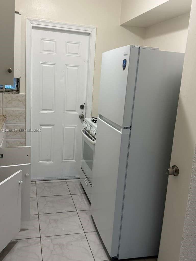 BISCAYNE BCH SUB - Residential Lease