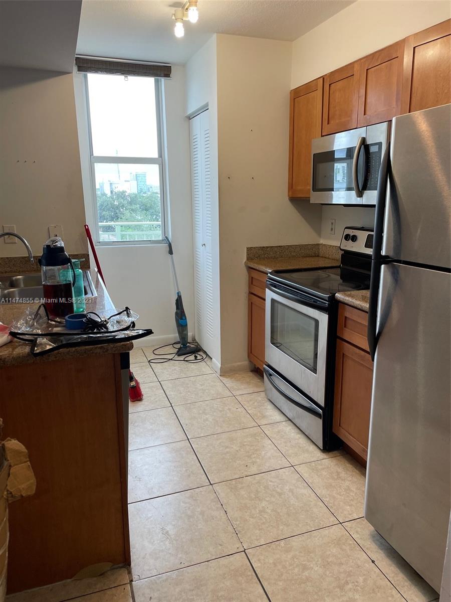 LOCATION LOCATION! AMAZING 2 BEDROOM 2 BATHROOM APARTMENT IN THE HEART OF MIAMI! LOCATED IN SAN LORENZO CONDOMINIUM, THIS SPECTACULAR APARTMENT FEATURES A FULLY EQUIPPED KITCHEN WITH STAINLESS STEEL APPLIANCES AND WASHER AND DRYER INSIDE. LAMINATED FLOORING THORUGHOUT. HUGE CORNER BALCONY PROVIDING LOTS OF NATURAL LIGHT AND AMAZING CITY VIEWS. BUILDING OFFERS A POOL WITH BBQ AREA, GYM, VISITOR PARKING, MANAGEMENT OFFICE ON SITE AND MORE!
APARTMENT COMES WITH 2 PARKING SPACE AND A STORAGE SPACE INCLUDED IN RENT! DONT MISS OUT!