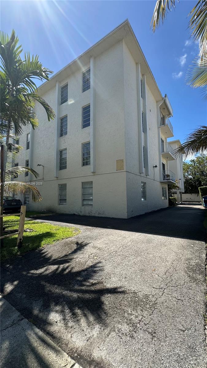 2 Bedrooms and 2 and 1/2 bathrooms. Association approval 2-3 weeks.