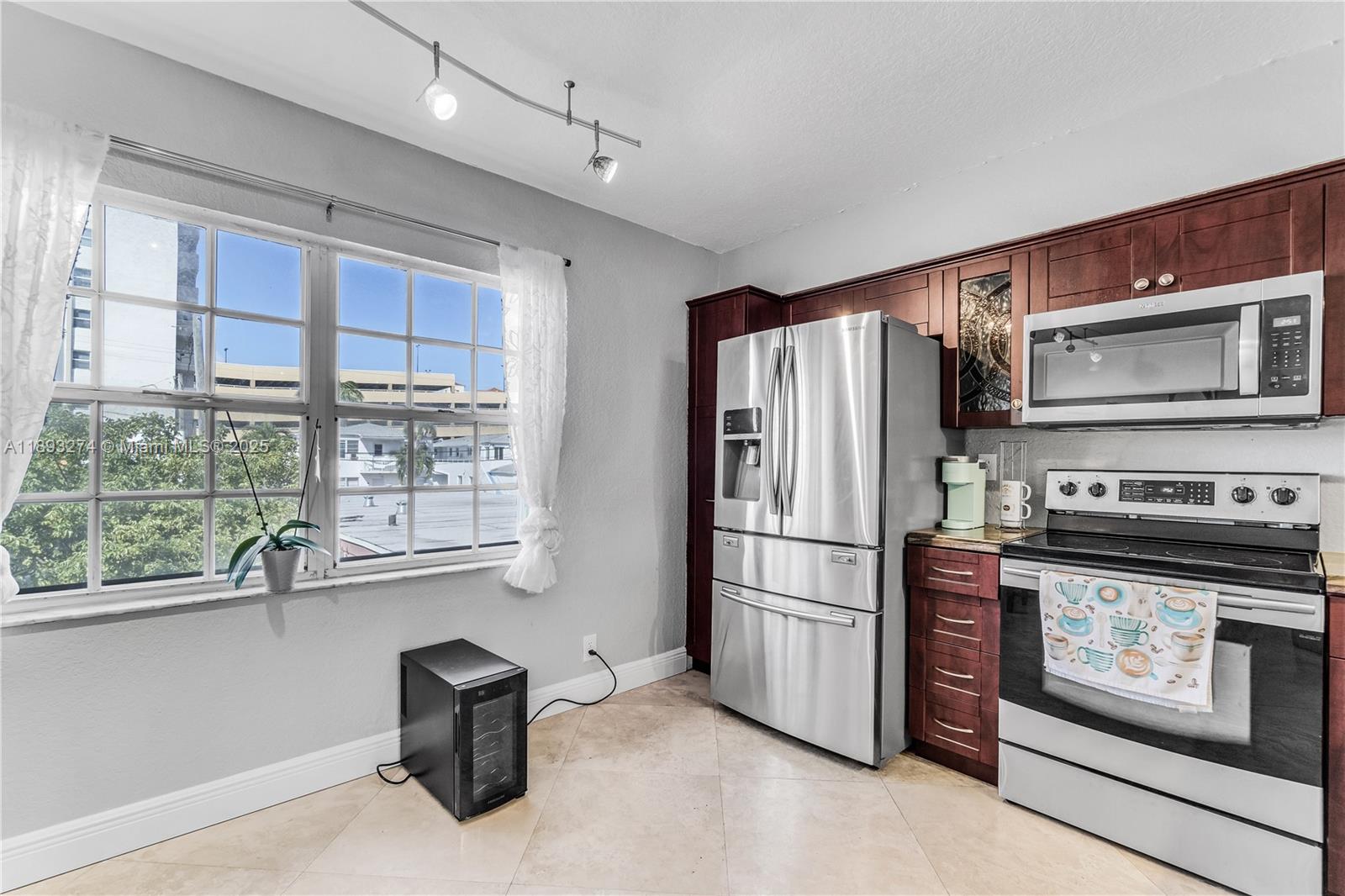 HOLLYWOOD BEACH - Residential Lease