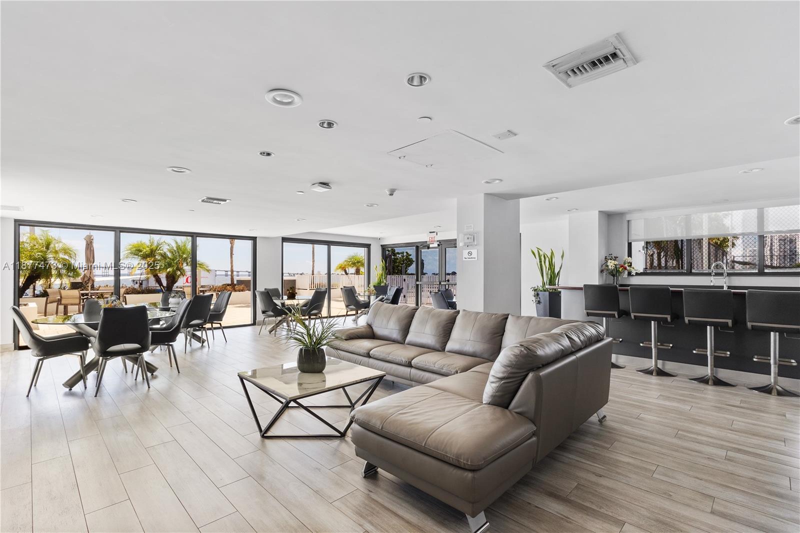 BRICKELL HARBOUR CONDO - Residential