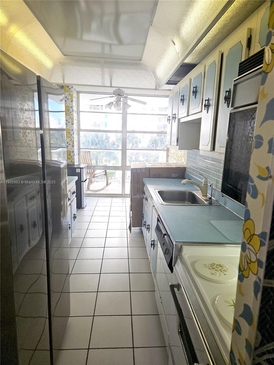 WINSTON TOWER 300 CONDO - Residential