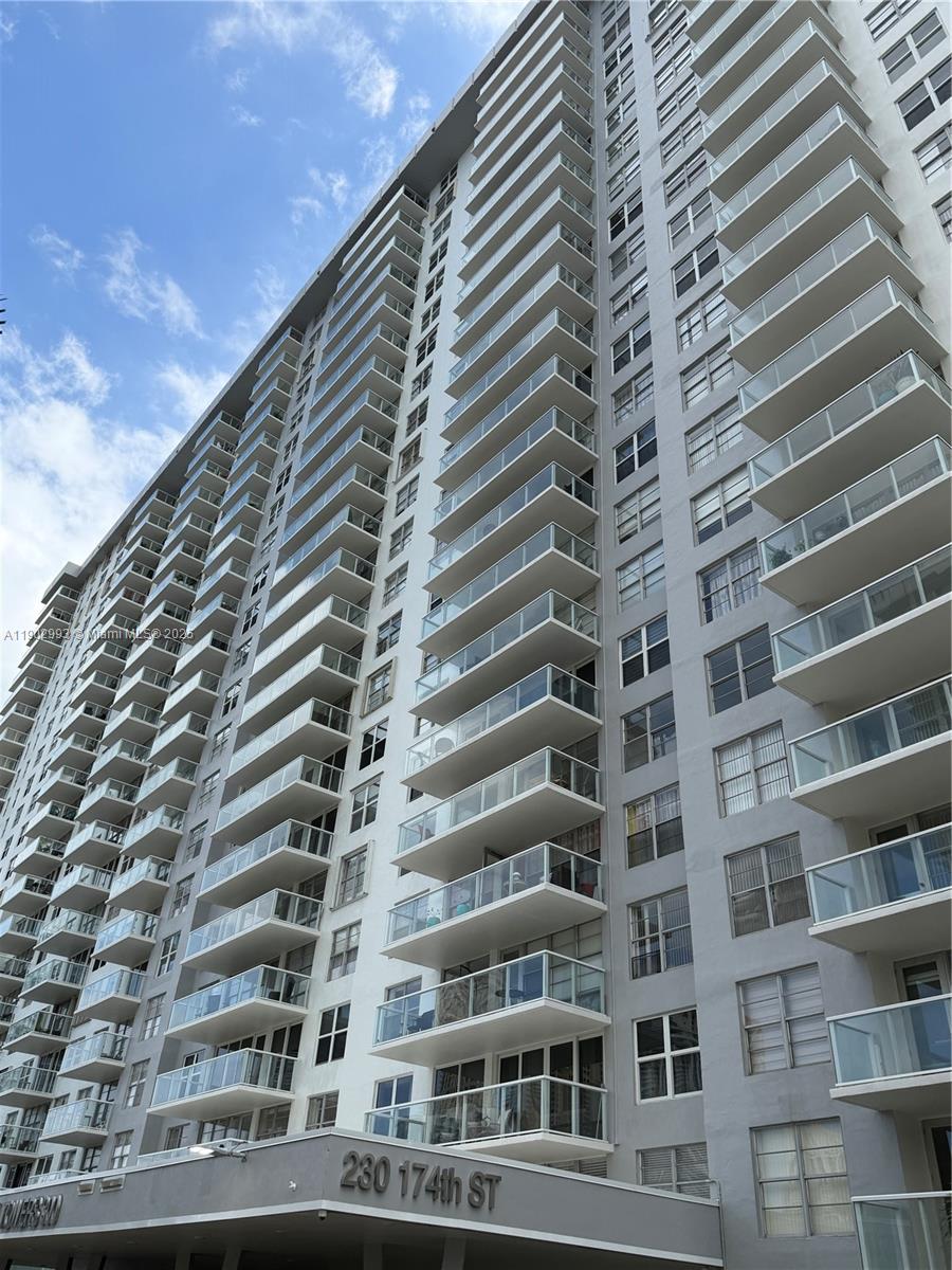 WINSTON TOWER 300 CONDO - Residential