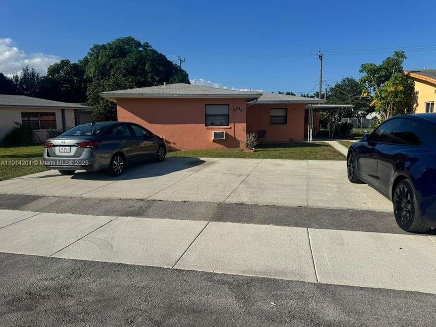 WELL-MAINTAINED SPACIOUS 3-BEDROOMS 3-BATHROOMS HALF-DUPLEX FOR RENT FEATURING A POOL, LAUNDRY FACILITIES & A HUGE YARD WITH MULTIPLE PARKING SPACES.