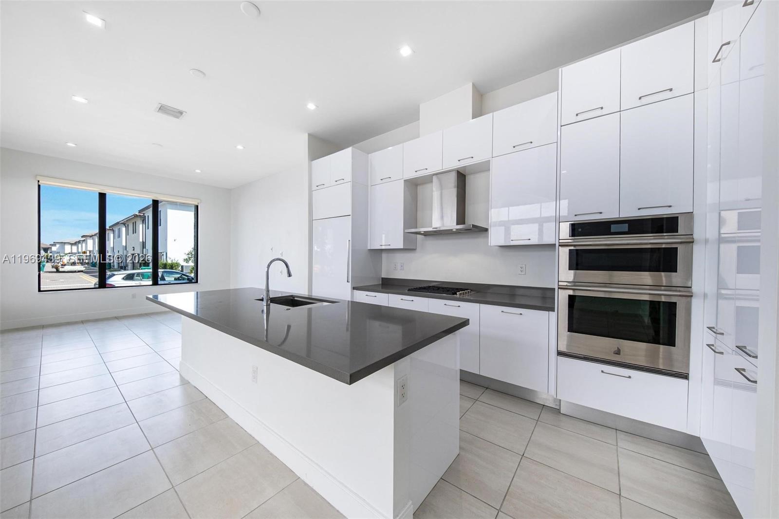 DOWNTOWN DORAL SOUTH PHAS - Residential