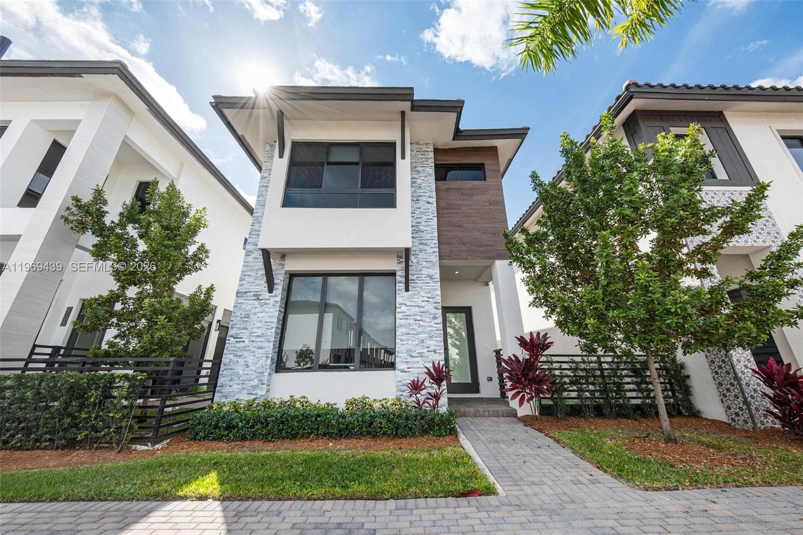 DOWNTOWN DORAL SOUTH PHAS - Residential