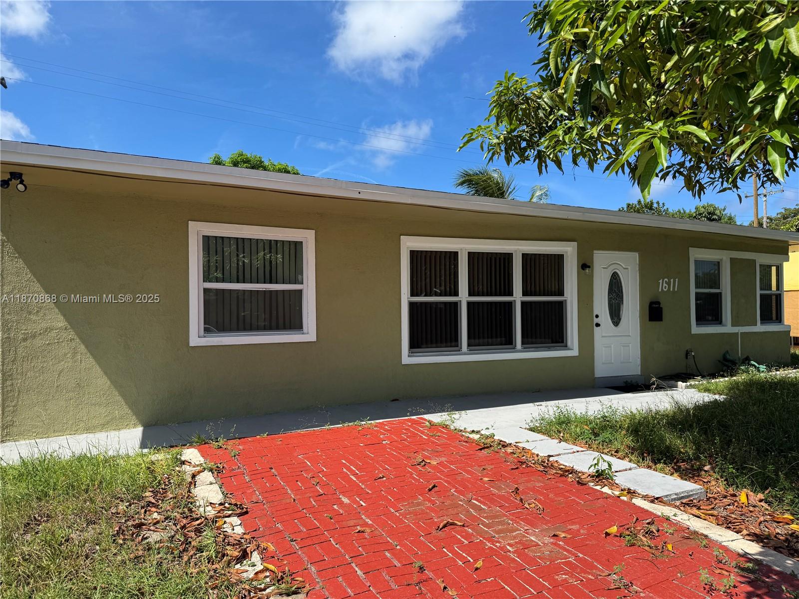 Fully remodeled 3/2 with full sized laundry room with washer and dryer, new kitchen with Samsung stainless steel appliances, new granite countertops, vinal flooring, split bedrooms, close to restaurants, shopping and beaches.