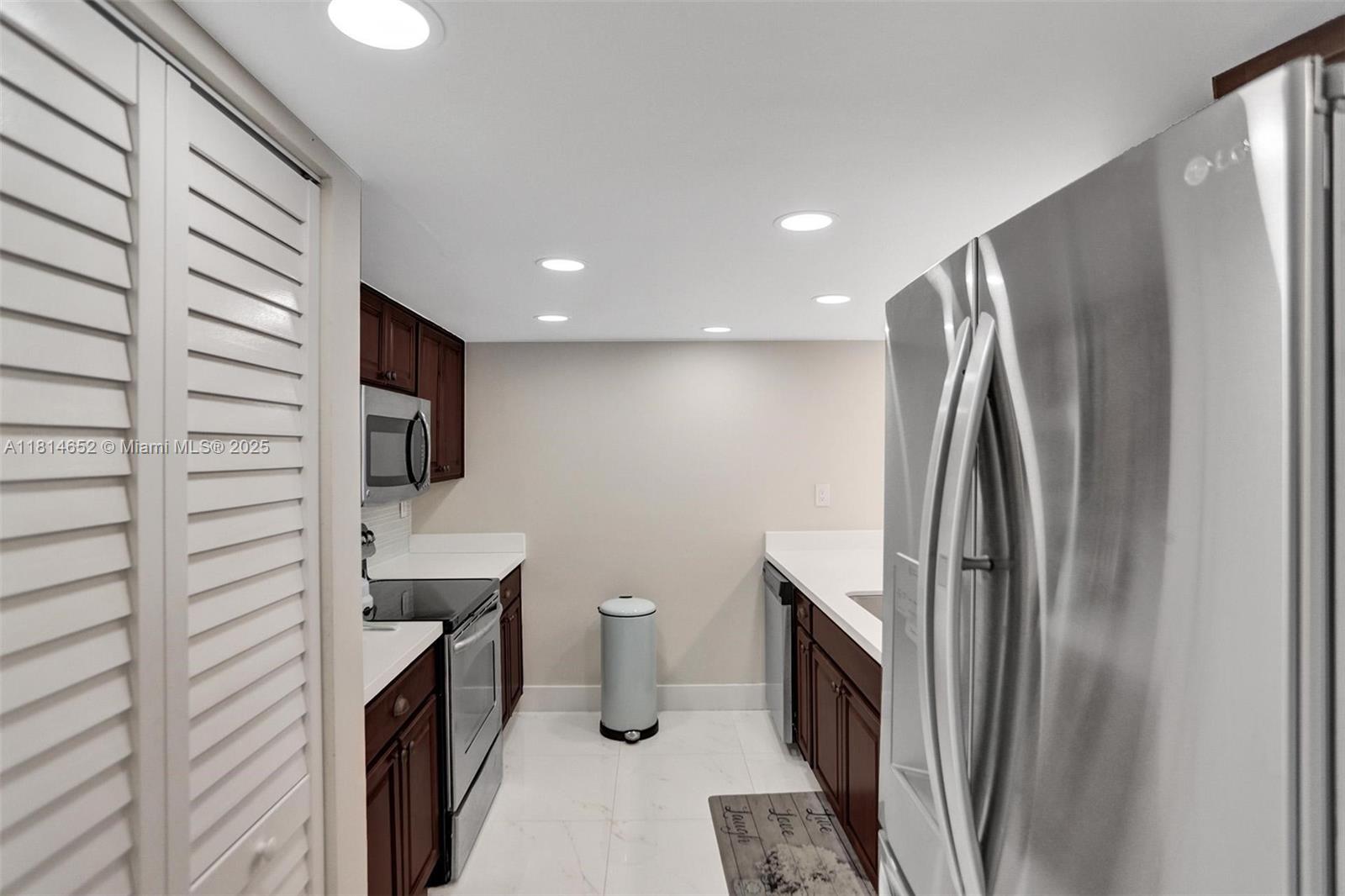 BEACH CLUB VILLAS CONDO II - Residential Lease