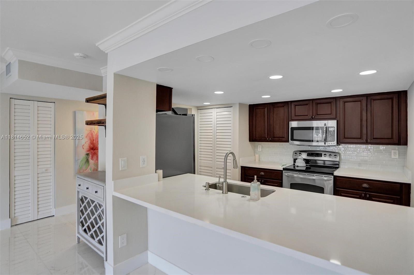 BEACH CLUB VILLAS CONDO II - Residential Lease