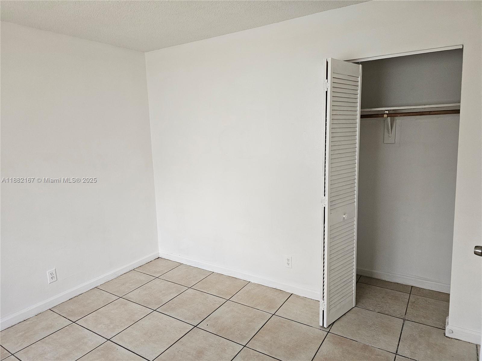 Welcome! This charming rental features a spacious living area, a modern kitchen and two bright bedrooms offering
comfort and privacy. Fully equipped kitchen and centrally located just off near i95, minutes from Beaches and lots
of nightlife. 2 parking spaces. Fast approval, available for immediate occupancy. No pets.