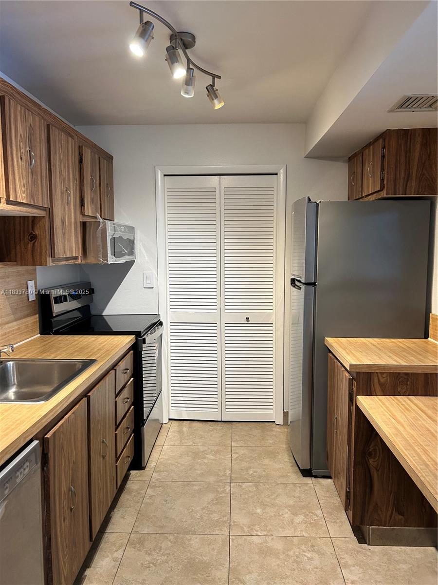 BUILDING SIX OF RACQUET C - Residential Lease