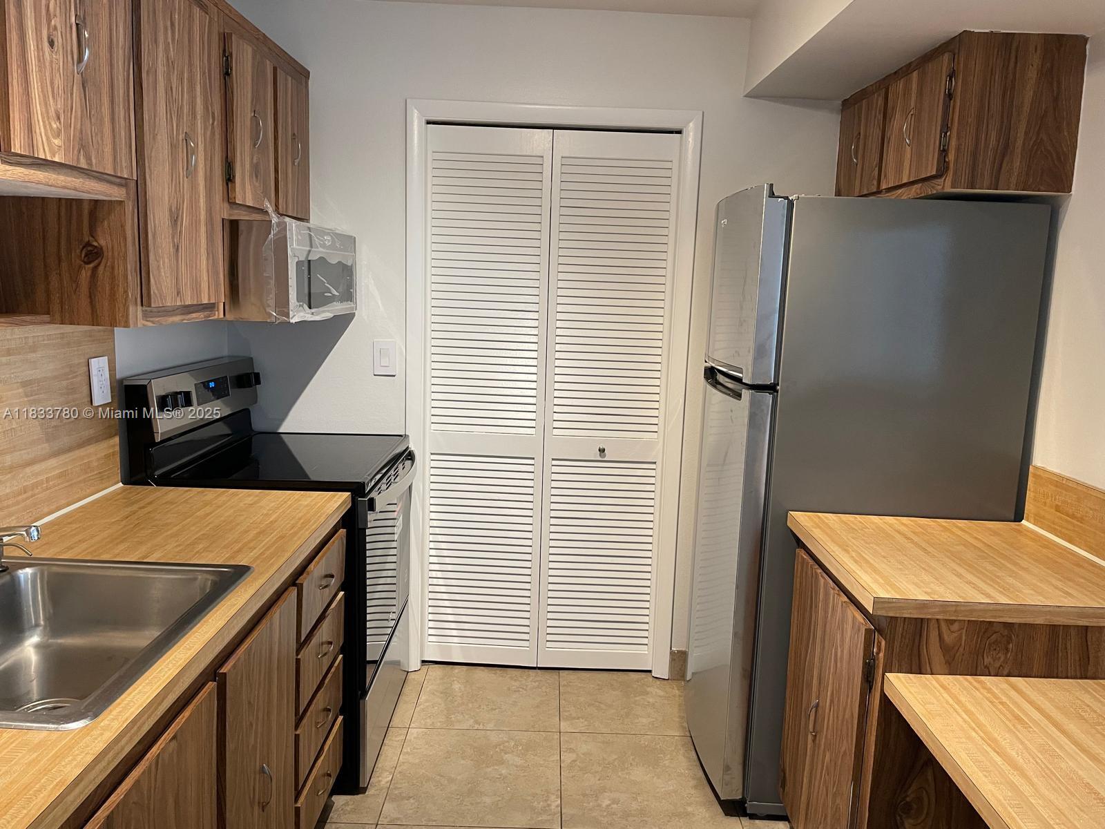 BUILDING SIX OF RACQUET C - Residential Lease