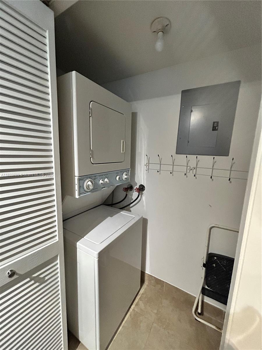 BUILDING SIX OF RACQUET C - Residential Lease