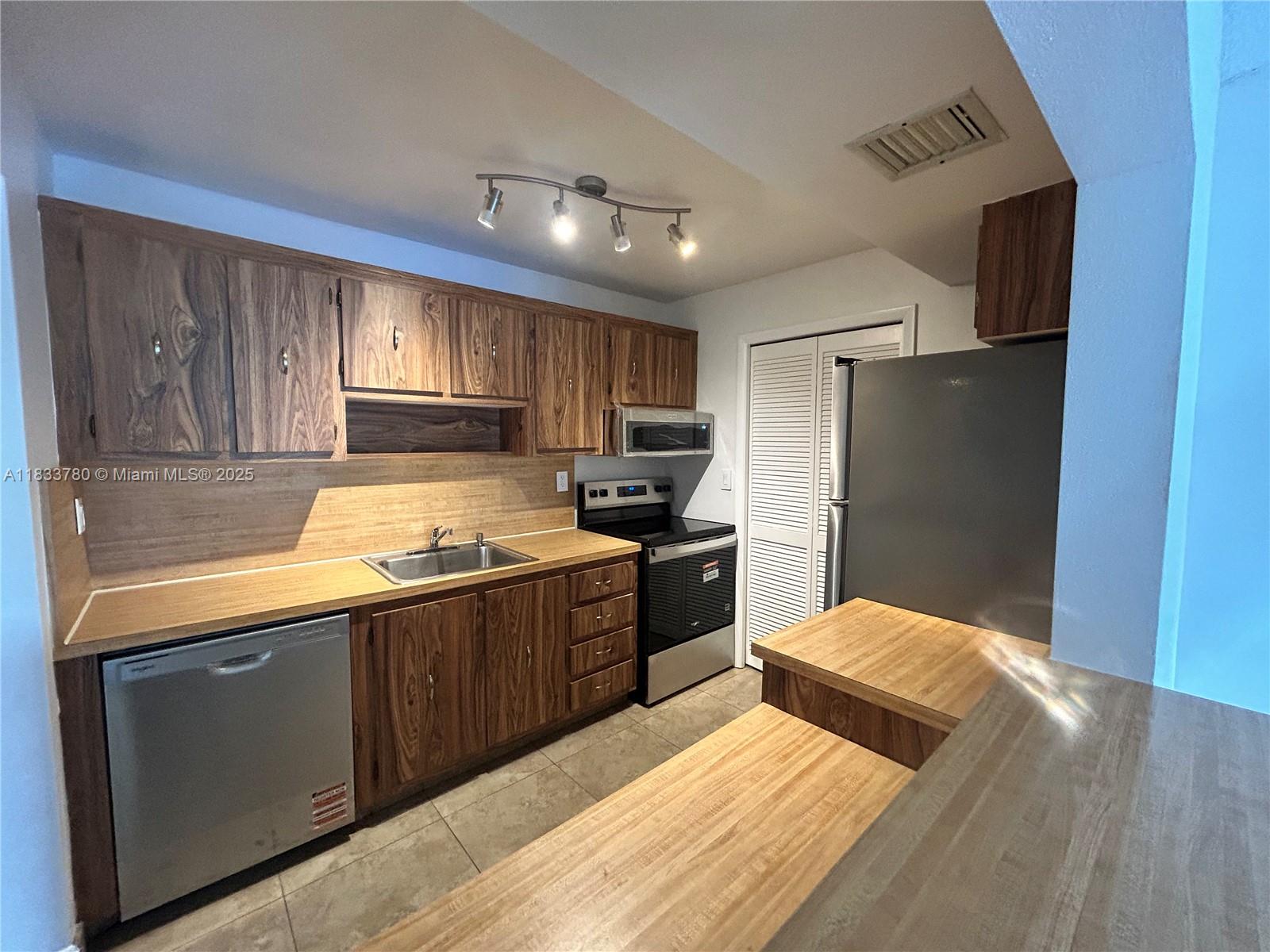 BUILDING SIX OF RACQUET C - Residential Lease