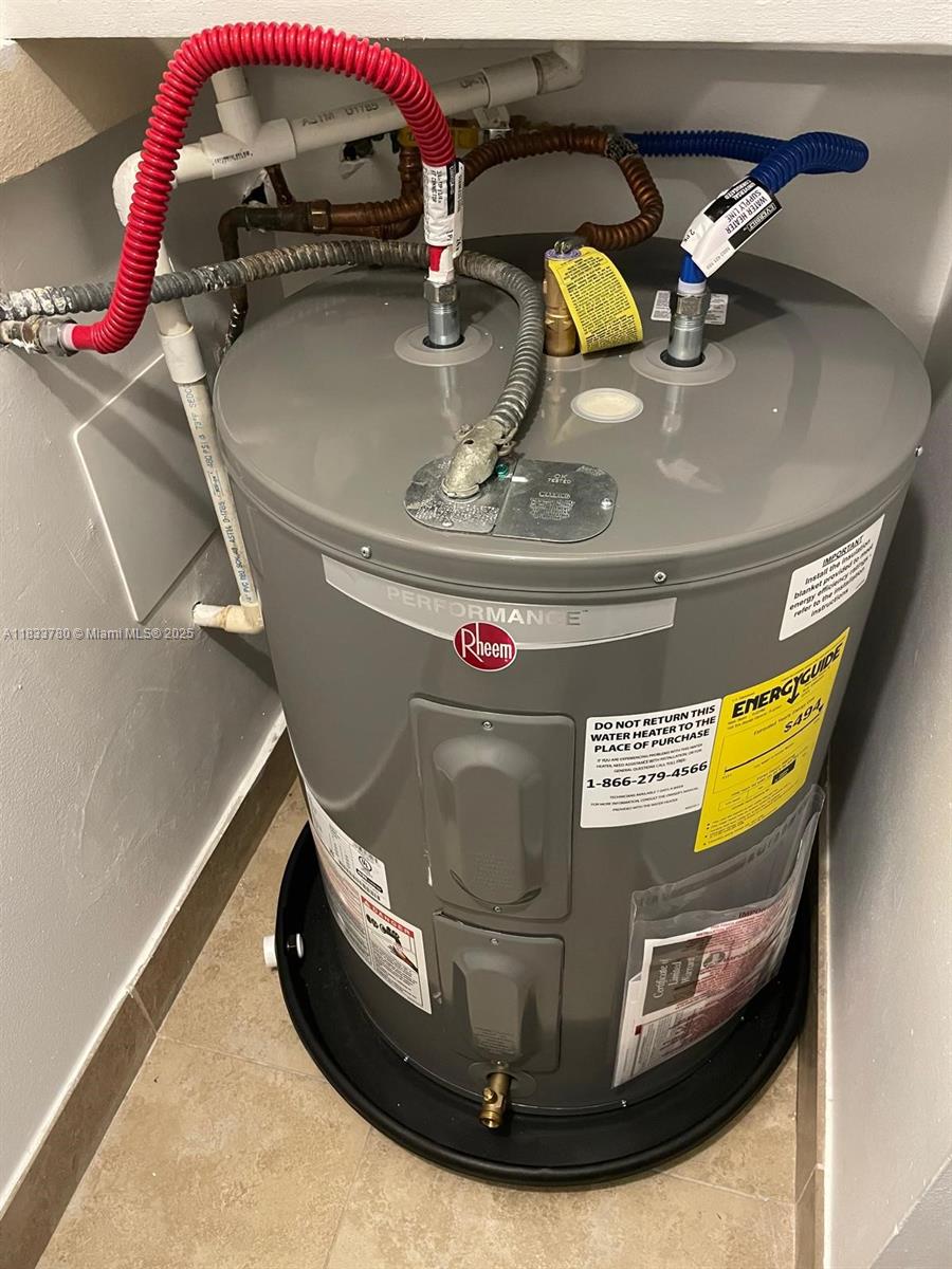 BUILDING SIX OF RACQUET C - Residential Lease