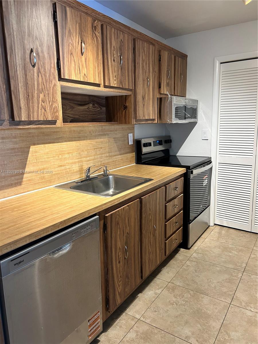 BUILDING SIX OF RACQUET C - Residential Lease