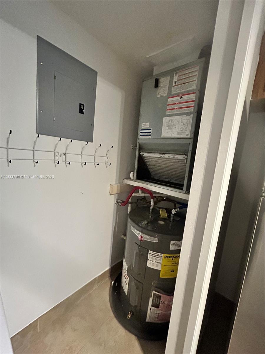 BUILDING SIX OF RACQUET C - Residential Lease